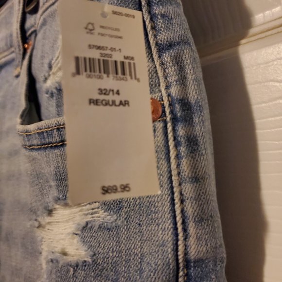 NWT Gap stretch bermuda distressed cutoff denim shorts. Size 32/14. Light Wash. - Picture 3 of 4